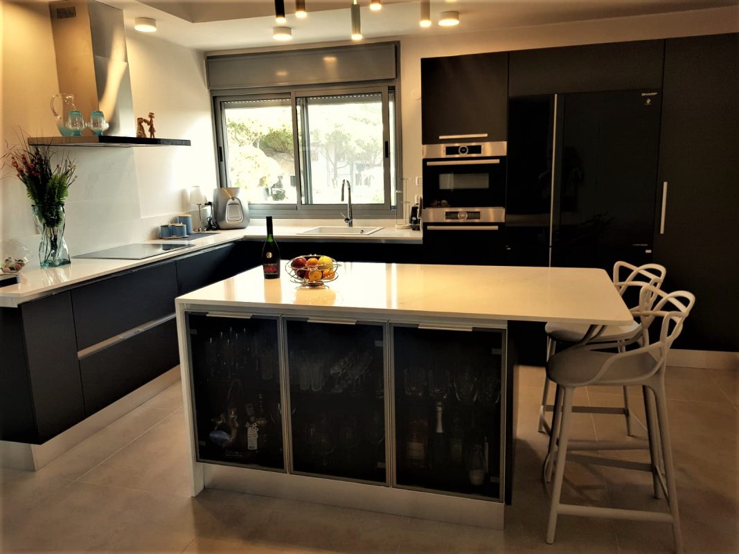 מטבח מודרני בצבע שחור